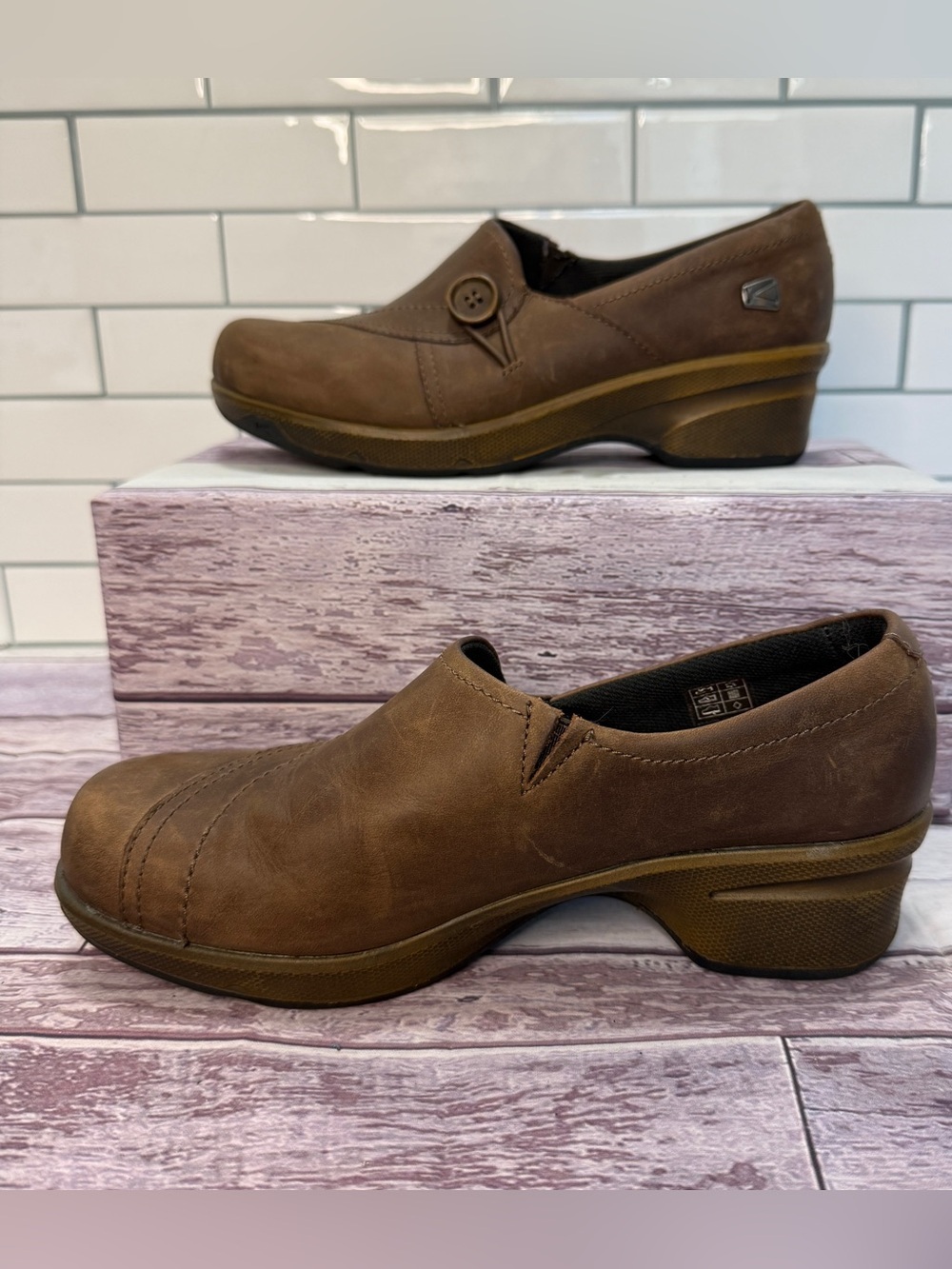 Keen Women's Mora Button brown leather clogs Size 6 - Picture 3 of 10